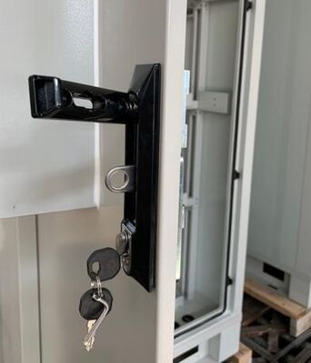 盗難防止 3 点ロック屋外電気通信キャビネット エンクロージャ 30U 40U ネットワーク機器用カスタムメイド